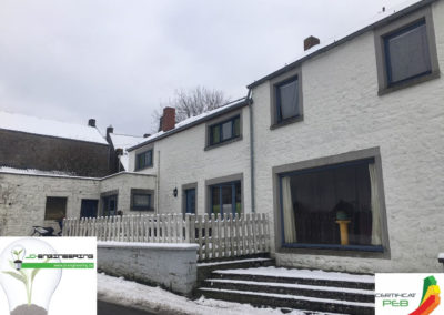 Certificat PEB d'une maison mitoyenne blanche réalisé par JD Engineering